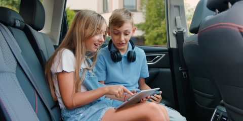 Mantén a los niños entretenidos durante los viajes por carretera con estas ideas creativas y divertidas. Descubre cómo hacer que las largas horas en el coche sean más placenteras para toda la familia.